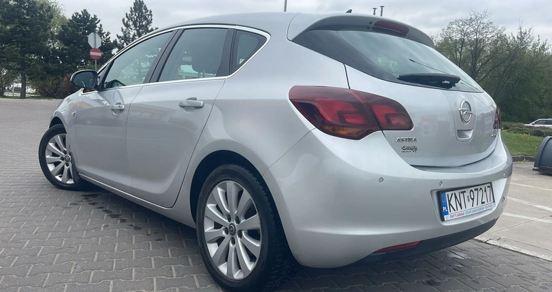 Opel Astra cena 22900 przebieg: 220000, rok produkcji 2010 z Swarzędz małe 254